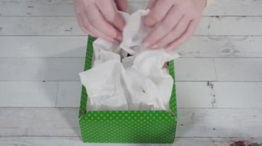 Ev yapımı şekerleme ve kurabiyeleri Noel hediyesi kutusuna koymak.