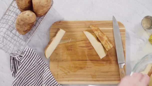 Προετοιμασία Πατάτας Σφήνες Ελαιόλαδο Και Μπαχαρικά Για Ψήσιμο Στο Φούρνο — Αρχείο Βίντεο