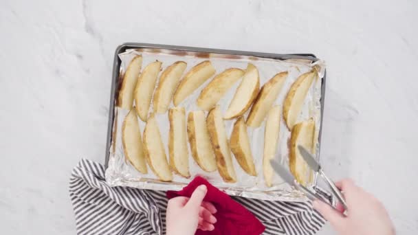 Preparação Batatas Fritas Cunhas Com Azeite Especiarias Para Assar Forno — Vídeo de Stock
