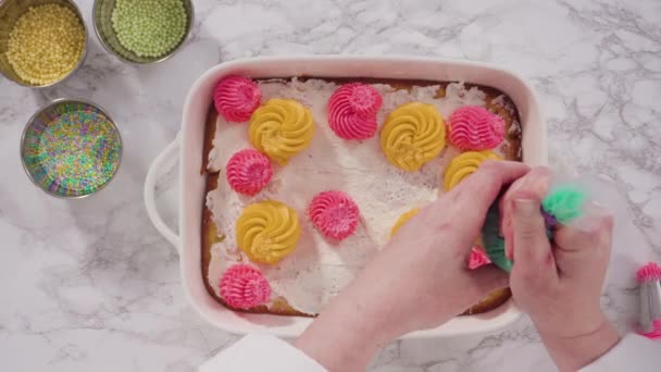 シートケーキの上にイタリアのバタークリームのフリストとロゼットをパイプ — ストック動画