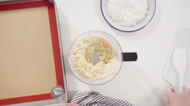 Hindistan cevizli kurabiye yapma adımları.