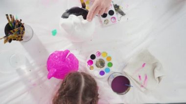 Düz yatıyordu. Cadılar Bayramı için akrilik boyalı balkabağı boyama.