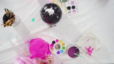 Düz yatıyordu. Cadılar Bayramı için akrilik boyalı balkabağı boyama.