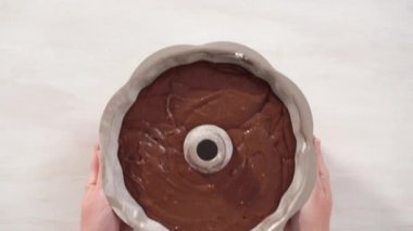 Çikolatalı kek hamuru metal bir demet kek tepsisi pişirmeye hazır..