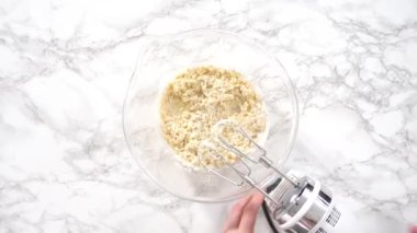 4 Temmuz pastasını çikolatalı yıldızlarla karıştırmak için cam bir kasenin içindekileri karıştırıyorum..
