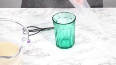 Kızartma tavasında kefir tabanında küçük krepler yapıyor..