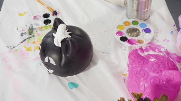 平置きだ ハロウィーンのためのアクリル塗料と絵画工芸カボチャ — ストック動画