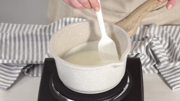 Tangzhong Készítése Egy Kis Csészealjban Házi Kenyér Sütéséhez — Stock videók