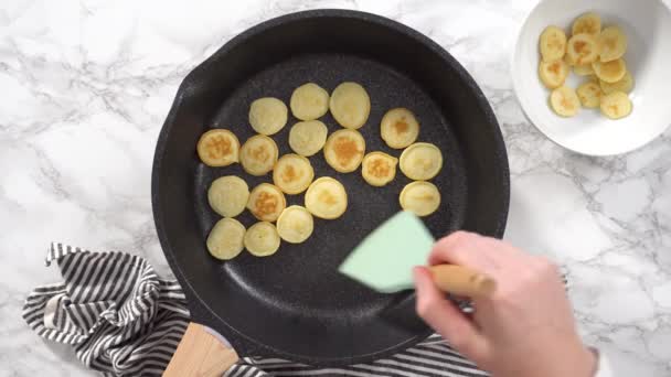 Fritar Pequenas Panquecas Uma Base Kefir Uma Panela Ato Fritar — Vídeo de Stock