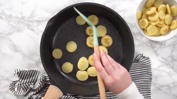把小煎饼放在煎锅里的煎饼底上烤 — 图库视频影像
