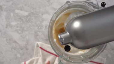 Tek boynuzlu at temalı kremalı pasta yapıyorum.