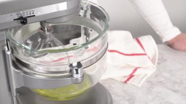 Tek boynuzlu at temalı kremalı pasta yapıyorum.