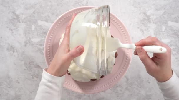 Świeżo Upieczone Ciasto Dyniowe Polewą Serową Blacie Kuchennym — Wideo stockowe