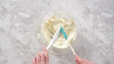 Tek boynuzlu at teması meringue popu hazırlamak için besin renklerine karıştırıyorum..