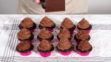 Çikolatalı keklerin üstüne çikolata ganache süslemesi..