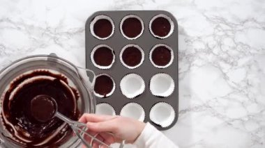 Çikolatalı keklerin üstüne çikolatalı ganache sosu yapıyorum..