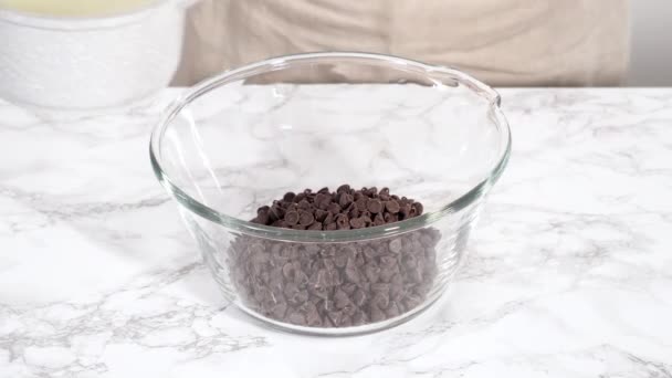Κάνοντας Σοκολάτα Γκανάς Frosting Πάνω Από Κεκάκια Σοκολάτας — Αρχείο Βίντεο