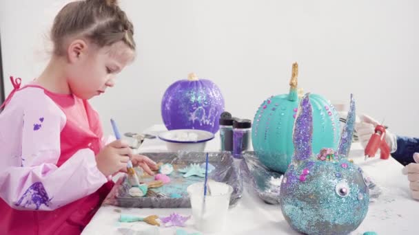Schilderen Ambachtelijke Pompoen Met Acryl Verf Maken Versierde Zeemeermin Halloween — Stockvideo