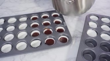 İtalyan tereyağı kremalı çikolatalı mini kekler. Parlak çikolatalı kar taneleriyle süslenmiş..
