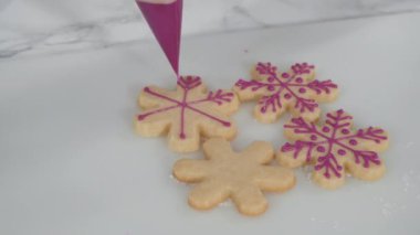 Renkli kraliyet kremalı Noel şekerli kurabiyeler..