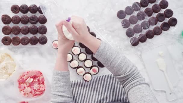 Chocolade Mini Cupcakes Met Italiaanse Boterroom Glazuur Versierd Met Glinsterende — Stockvideo