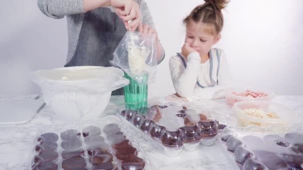 Talyan Tereyağı Kremalı Çikolatalı Mini Kekler Parlak Çikolatalı Kar Taneleriyle — Stok video