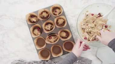 Kek yapma süreci, laleli kek kapları ve kızılcık keki pişirme süreci..