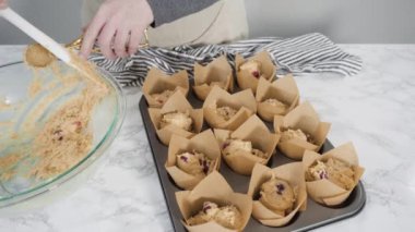 Kek yapma süreci, laleli kek kapları ve kızılcık keki pişirme süreci..