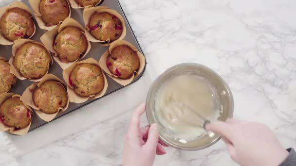 Muffinok Tulipánmuffin Bélések Készítésének Folyamata Áfonyás Muffinok Készítéséhez Keveréklapáttal — Stock videók