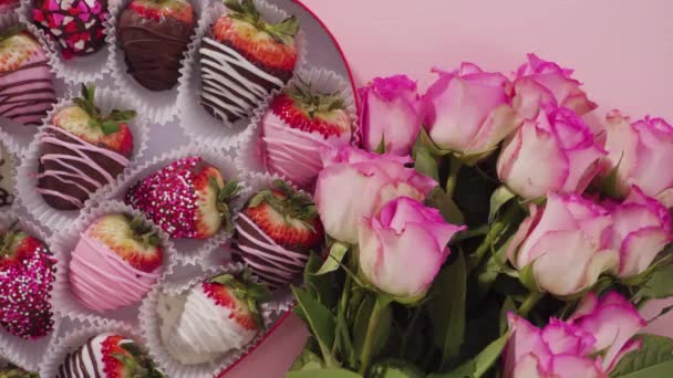 Ποικιλία Από Φράουλες Βουτηγμένες Ροζ Φόντο Τριαντάφυλλα — Αρχείο Βίντεο