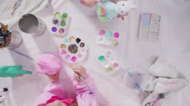 Küçük kız COVID-19 salgınında evde uzaktan öğrenim için sanat projesi üzerinde çalışıyor..