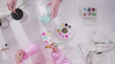 Küçük kız COVID-19 salgınında evde uzaktan öğrenim için sanat projesi üzerinde çalışıyor..