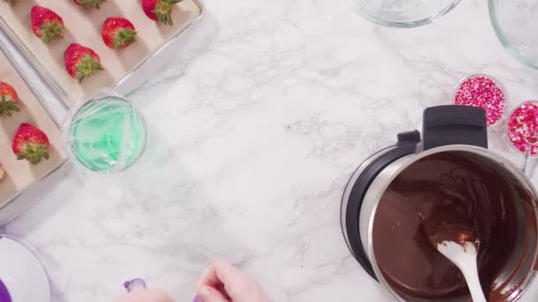Preparação Morangos Cobertos Chocolate Uma Bandeja Biscoito — Vídeo de Stock