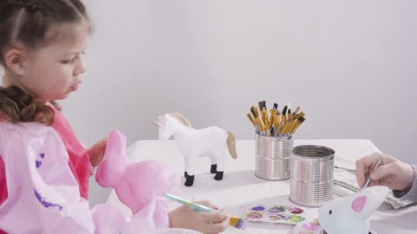 Liten Flicka Som Arbetar Med Sitt Konstprojekt För Distansundervisning Hemma — Stockvideo