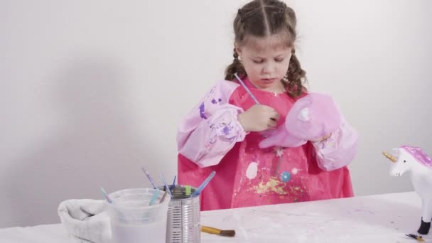 Kleines Mädchen Bemalt Papiermaché Figuren Mit Acrylfarbe Für Ihr Kunstprojekt — Stockvideo
