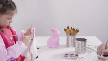 Küçük kız COVID-19 salgınında evde uzaktan öğrenim için sanat projesi üzerinde çalışıyor..