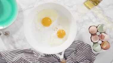 Beyaz tavada taze yumurta kızartıyorlar..