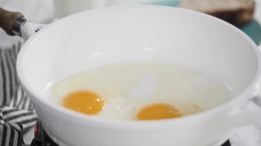 Beyaz tavada taze yumurta kızartıyorlar..