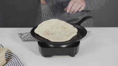 Dökme demir tavada ev yapımı ekmek hazırlıyorum..