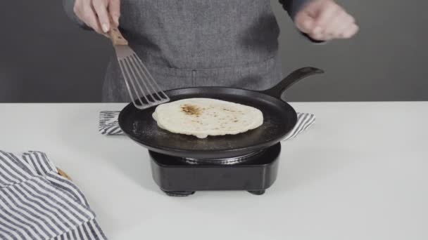 在铸铁锅上准备自制的扁平面包 — 图库视频影像