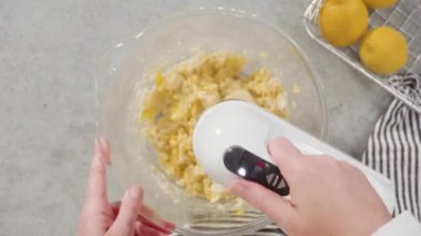Bardak karıştırma kabı, limonlu kek pişirmek için malzemeleri karıştırma..