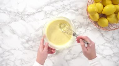 Bardak karıştırma kabı, limonlu kek pişirmek için malzemeleri karıştırma..