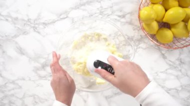 Bardak karıştırma kabı, limonlu kek pişirmek için malzemeleri karıştırma..