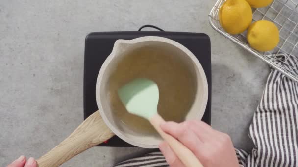 파운드 케이크를 그릇을 혼합하고 재료를 혼합하는 — 비디오