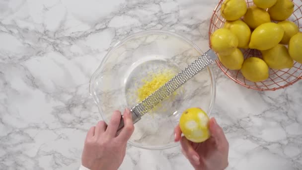 ガラス製のボウルに材料を混ぜてレモンパウンドケーキを作る — ストック動画