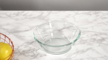 Bardak karıştırma kabı, limonlu kek pişirmek için malzemeleri karıştırma..