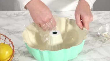 Bardak karıştırma kabı, limonlu kek pişirmek için malzemeleri karıştırma..