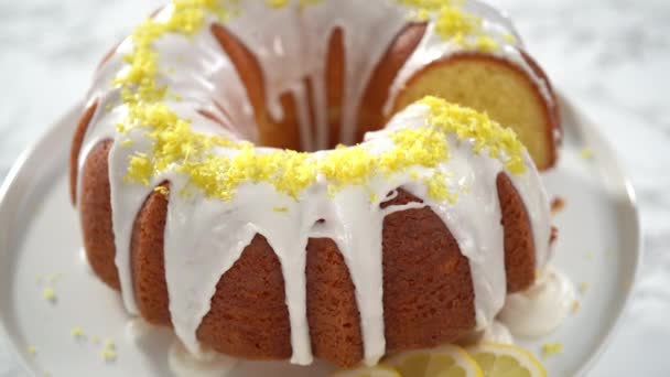 Refroidissement Gâteau Bundt Citron Dans Une Cuisine — Video