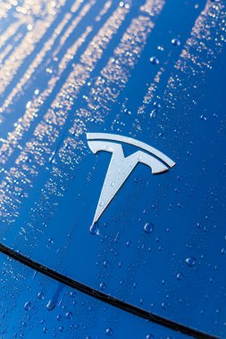 Kunduz, Utah, ABD-10 Ekim 2021 - Yıkandıktan sonra mavi Tesla Model 3 'e yaklaş.