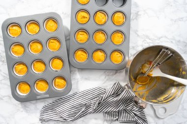 Düz yatıyordu. Balkabağı aromalı kek hamuru ve kapkek tavası..